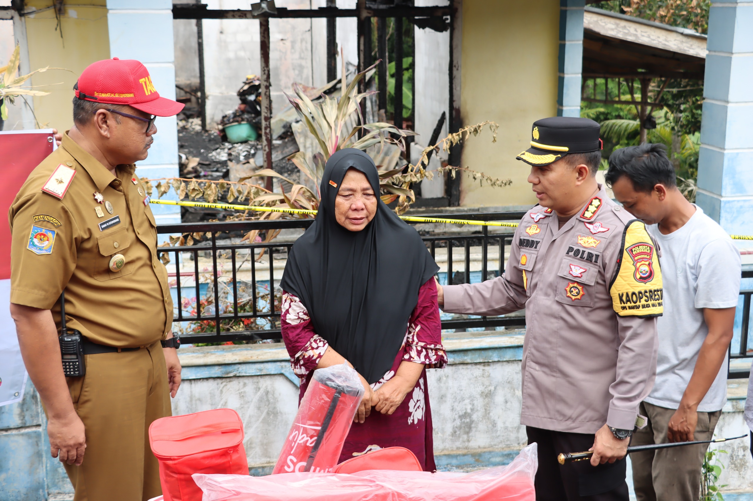 Peduli Sesama, Kapolresta dan Kasat Binmas Turun Langsung Ulurkan Bantuan Untuk Korban Kebakaran