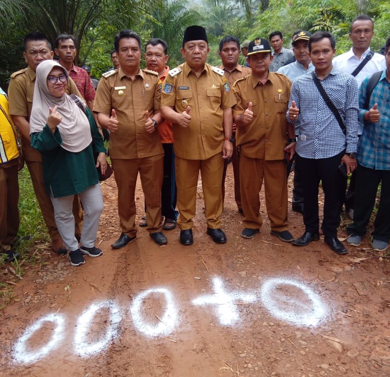 Anggaran Rp 2 M, Jalan Kantor Camat Puguk-Peraduan Tinggi Seluma Utara Mulai Dibangun   