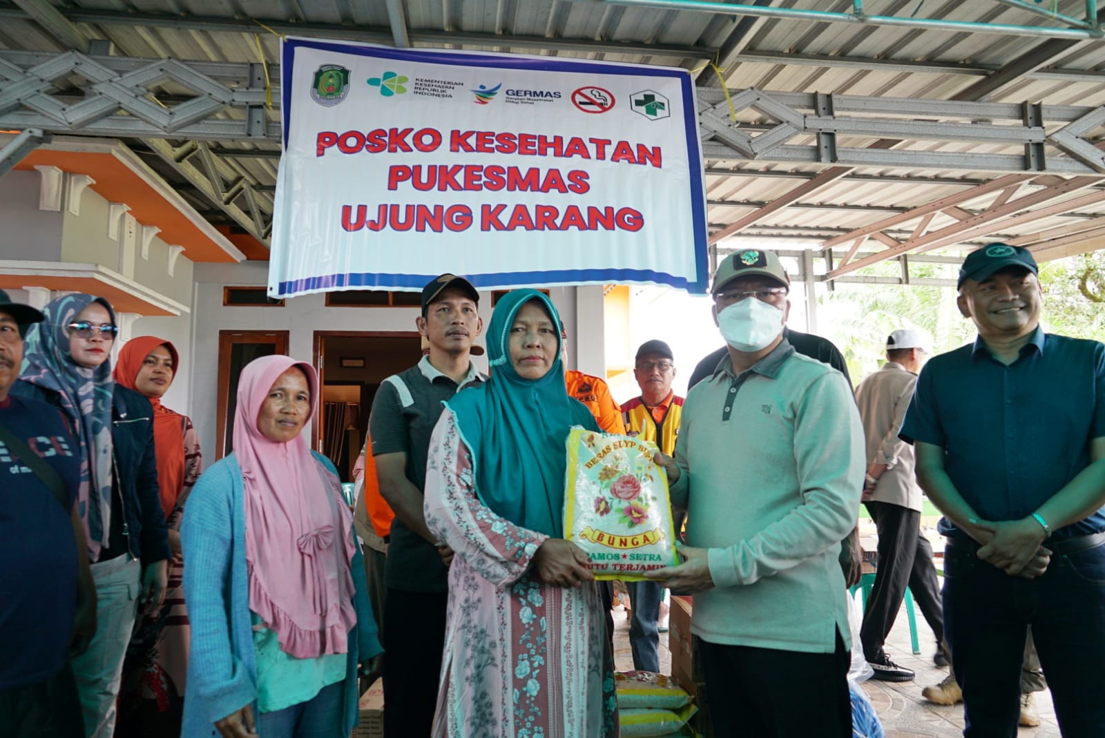 Gubernur Pantau dan Antarkan Langsung Bantuan ke Warga Terdampak Banjir 