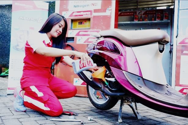 Buat para Cewek, Ini Pentingnya Mengganti Oli Motor, Ketahui Juga Kapan Waktu Ganti Oli