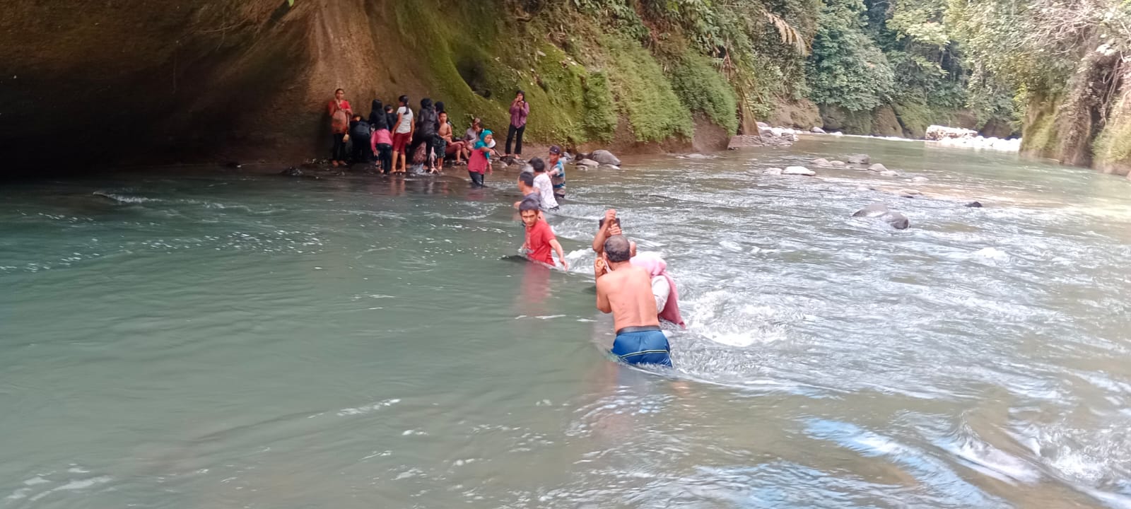 Jembatan Putus, Warga Desa Ini Nekat Seberangi Sungai jika Hendak ke Kota