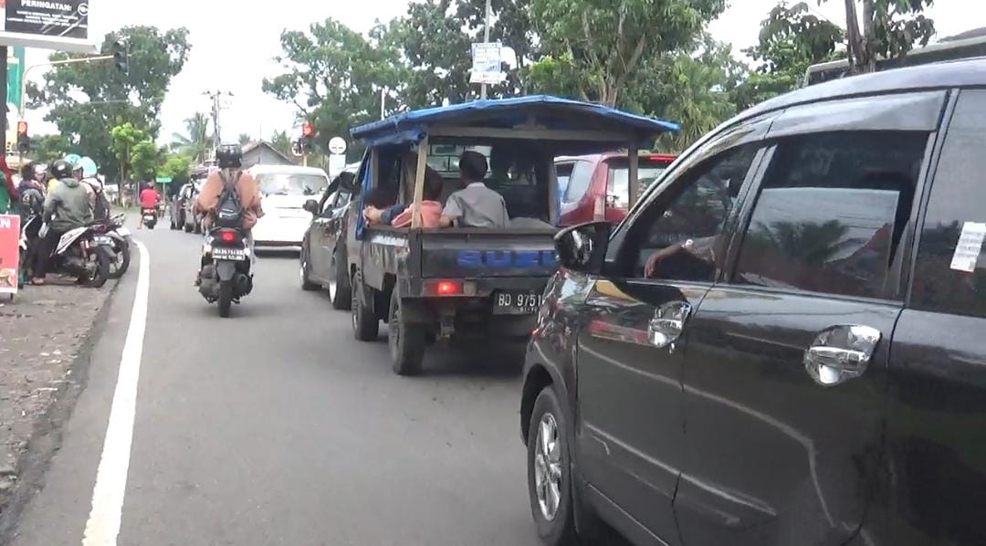 H+3 Lebaran, Kendaraan Masuk Kota Bengkulu Mulai Ramai, Banyak Ditemukan Mobil Bak Terbuka Angkut Penumpang 