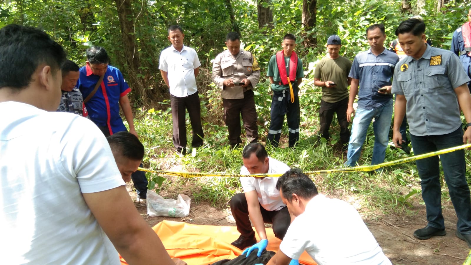 Pria Gondrong itu Ditemukan Sudah Meninggal Dunia,Tergeletak di Daratan Pintu Alur Pelabuhan Pulau Baai