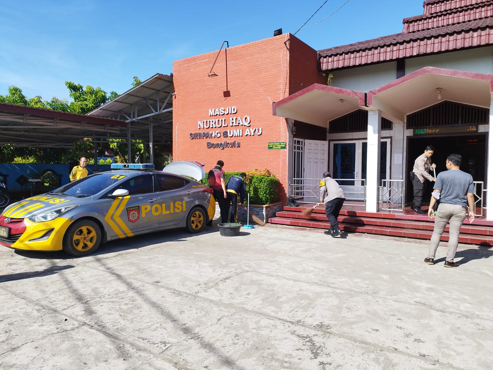 Jumat Religi, Personel Polresta Bengkulu dan Jajaran Bersihkan Mesjid