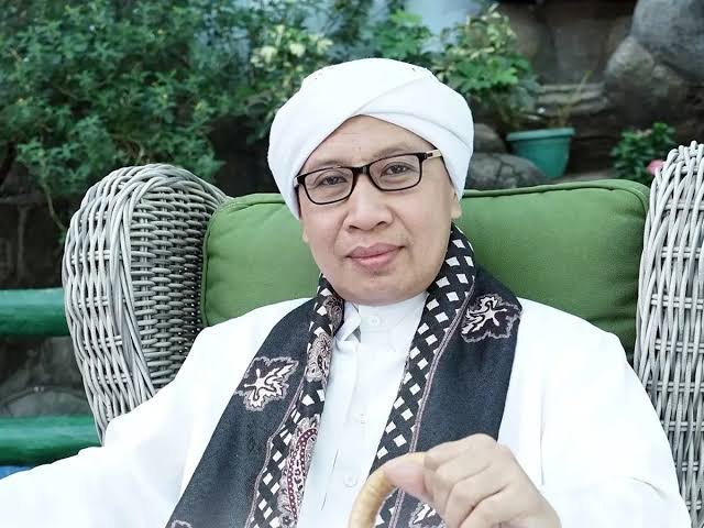 Dapat THR Lebaran, Dahulukan Bayar Utang Atau Sedekah? Simak Jawban dari Buya Yahya