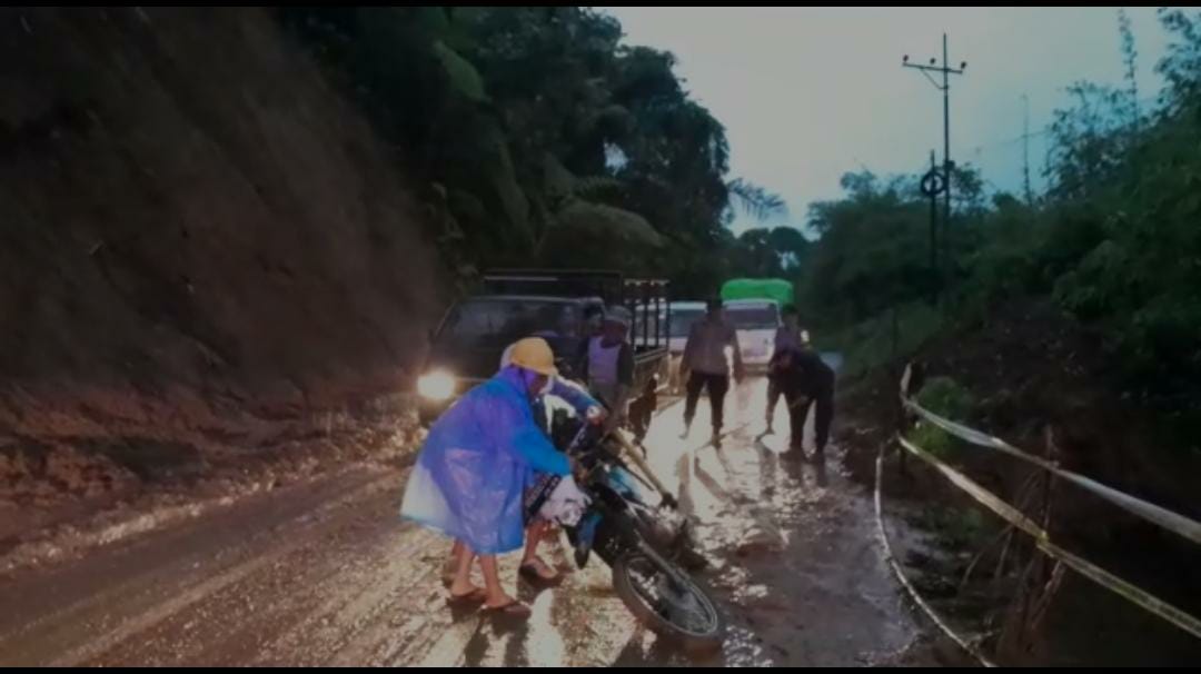 Jalan Lintas Curup-Lubuk Linggau kembali Longsor, Arus Kendaraan Sempat Macet 2 Jam