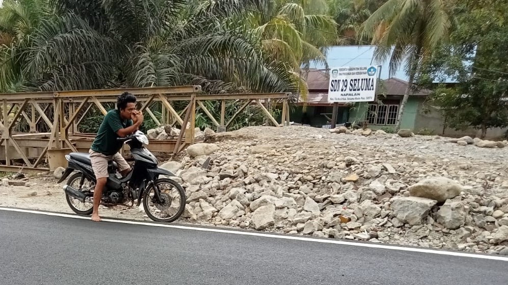 Wali Murid Sesalkan Sisa Material Proyek Jembatan Tutupi Jalan Alternatif Menuju Sekolah