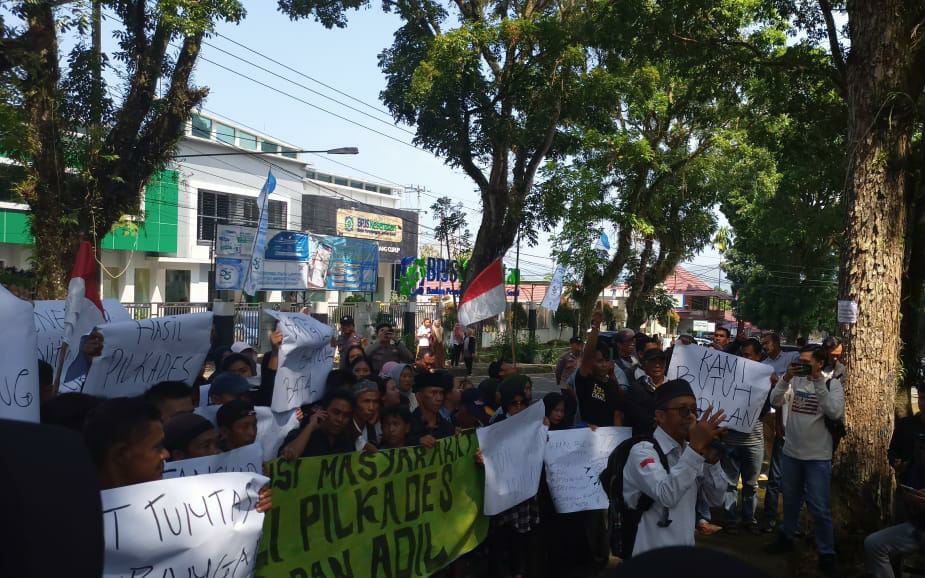 Tolak Hasil Pilkades, Ratusan Warga Demo ke Kantor Bupati Rejang Lebong