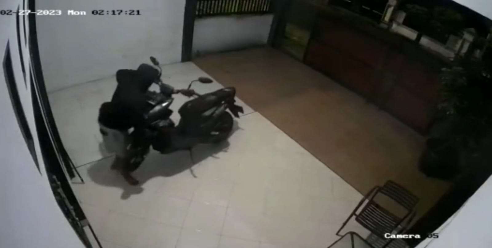 Curanmor Terekam CCTV, Pelaku Angkat Sepeda Motor