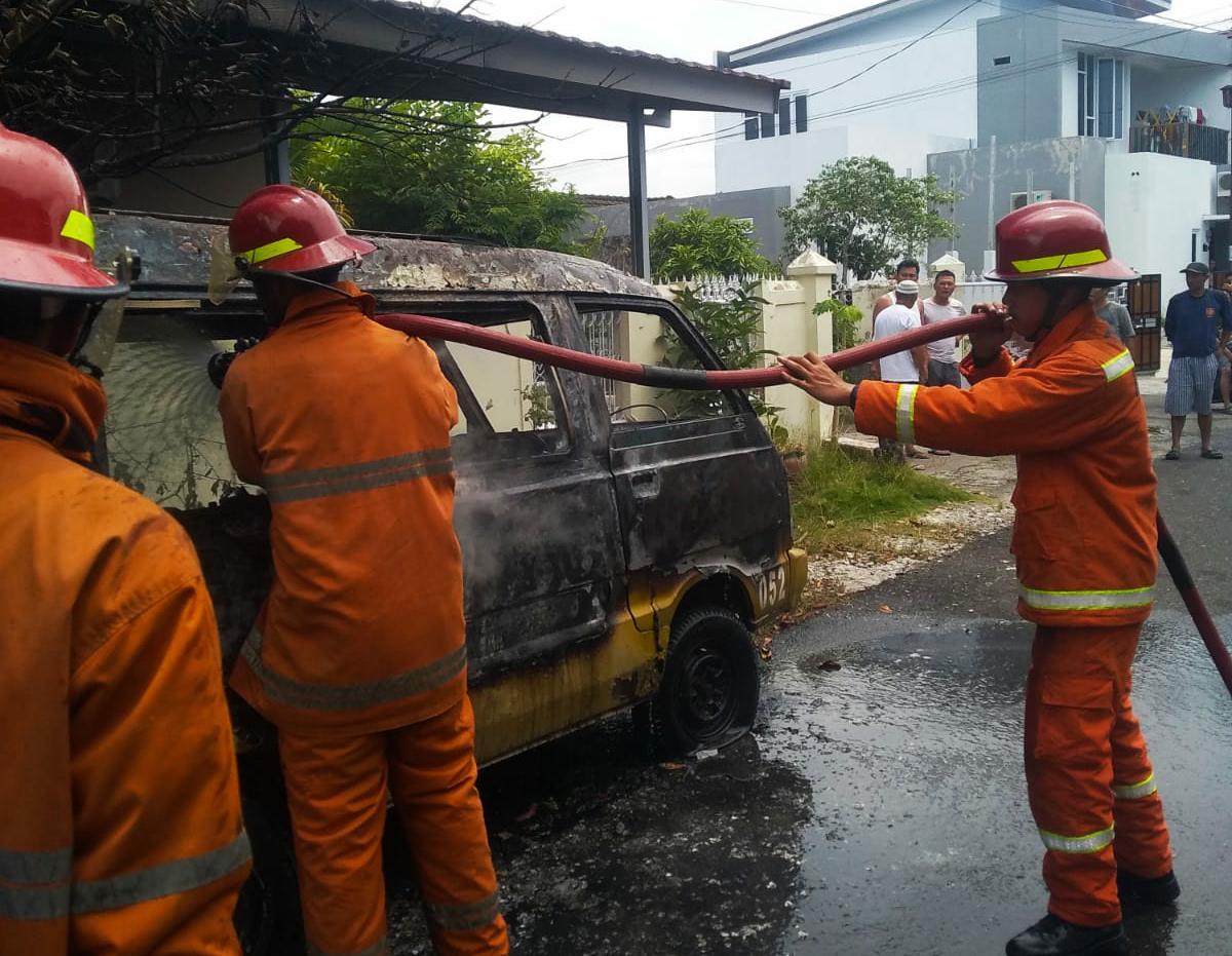 Aneh. 4 Tahun Tak Difungsikan, Angkot Kuning Tiba-tiba Terbakar