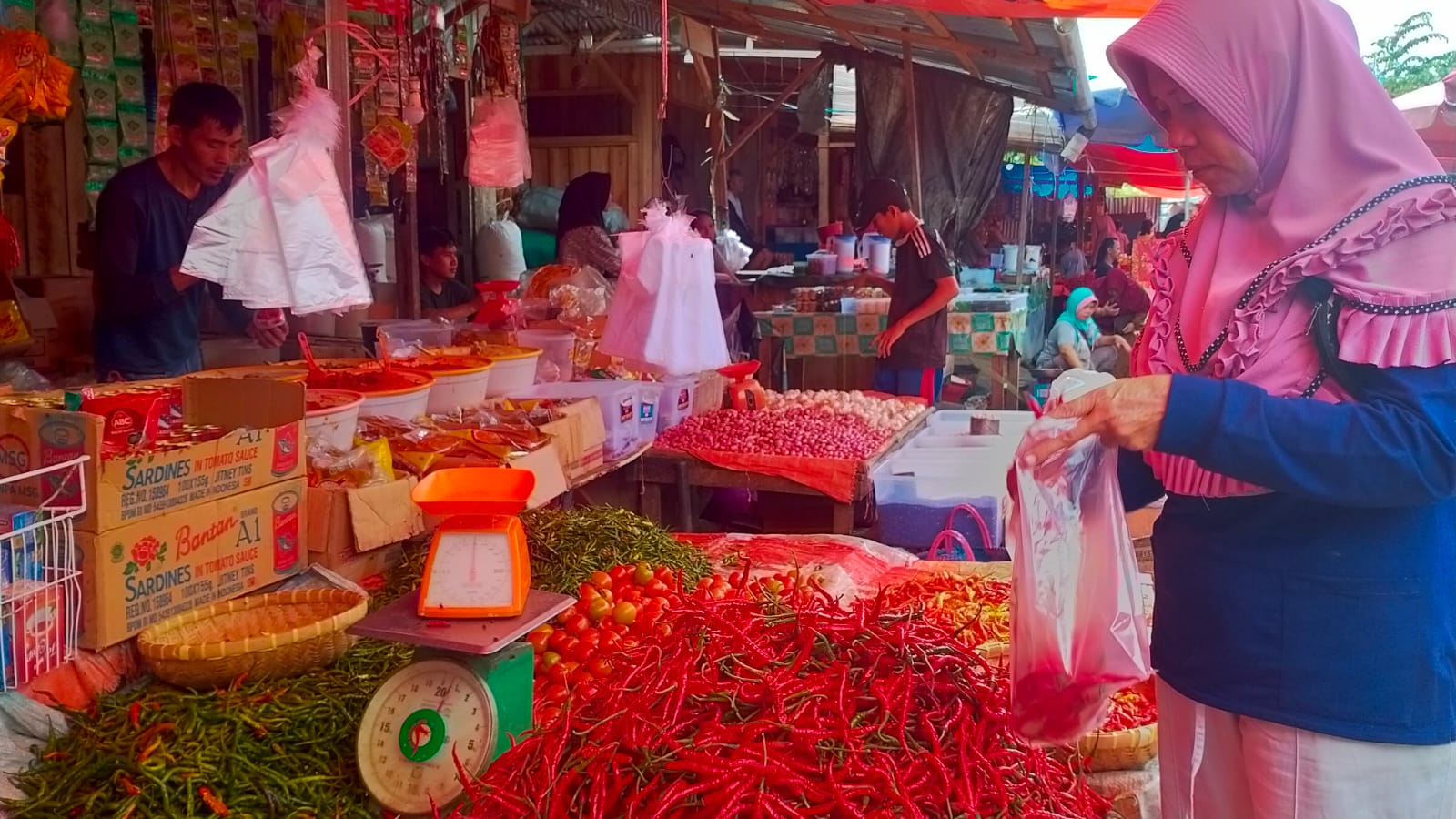 Sejumlah Harga Bahan Pokok di Arga Makmur Turun, Cabai Merah Anjlok