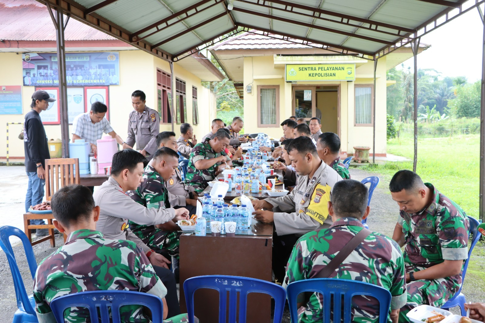 Jaga Kekompakan dan Sinergitas, TNI-Polri Makan Siang Bersama