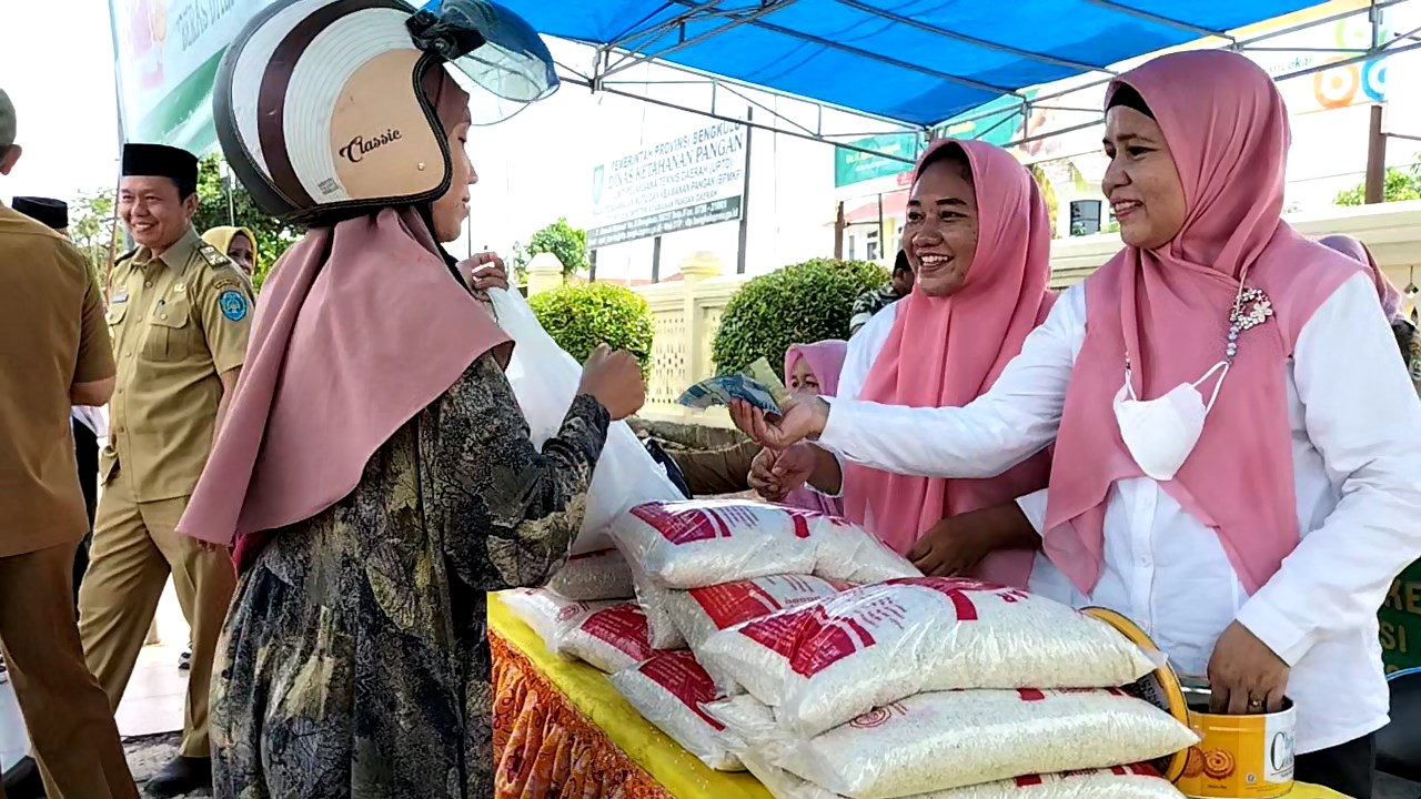 Emak-emak Merapat, Ada Beras Murah   