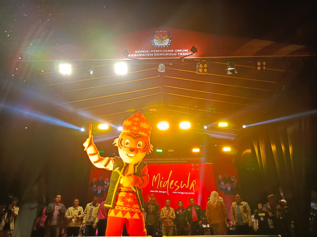 KPU Bengkulu Tengah Luncurkan Mideswa jadi Maskot Pilkada 2024, Ribuan Warga Dihibur Repvblik Band