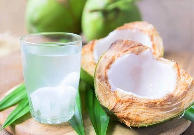 Awas, 7 Kelompok Ini Dilarang Minum Air Kelapa Muda, Siapa Saja Mereka dan Apa Alasannya?