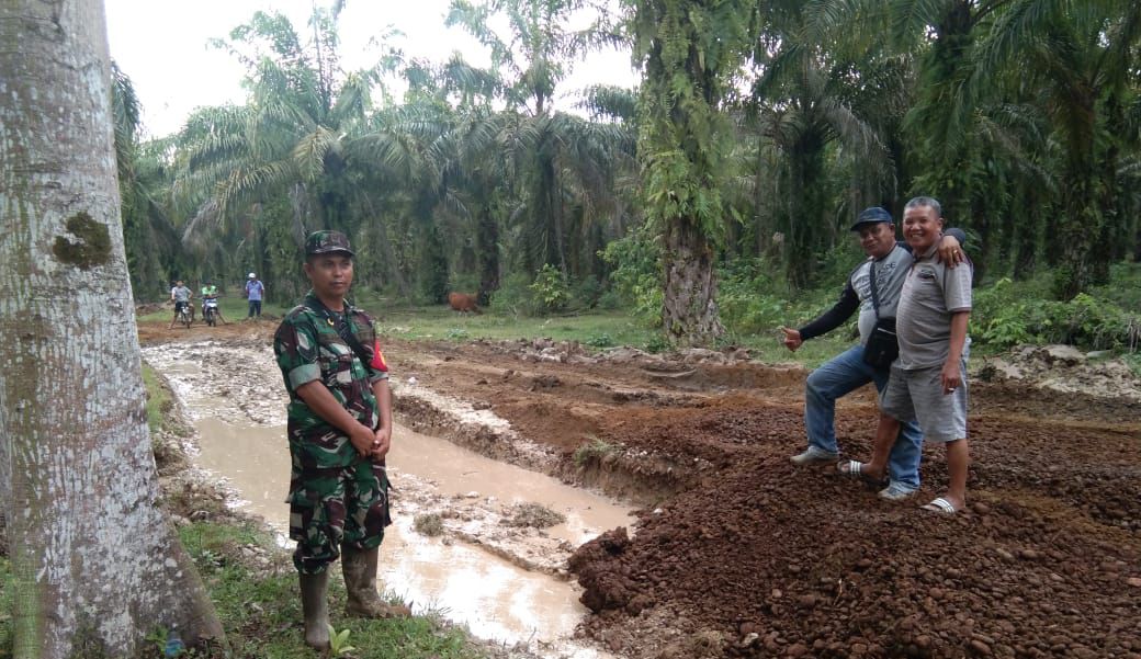 Minta Perhatian Pemprov, Dua Desa Swadaya Timbun Jalan