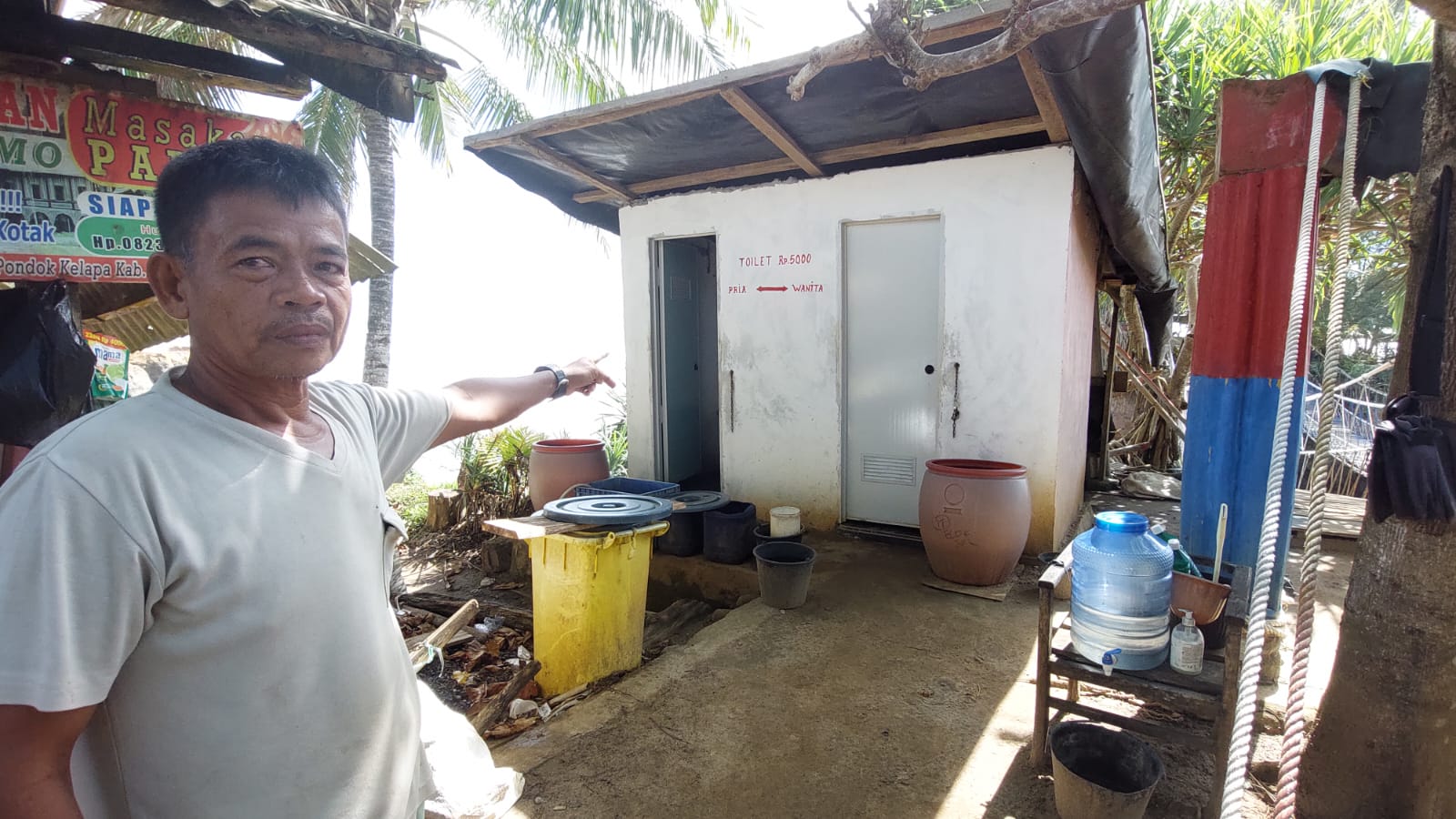 Wisata Sungai Suci Tanpa Toilet, Pedagang Terpaksa..