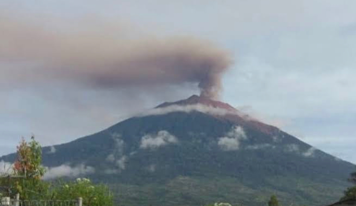 Gunung Kerinci Kembali Erupsi, Tetap Waspada