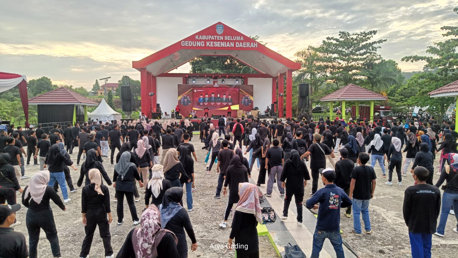 Jelang Peluncuran Maskot Pilkada, Ratusan Peserta Ramaikan Senam Kebugaran KPU Seluma 