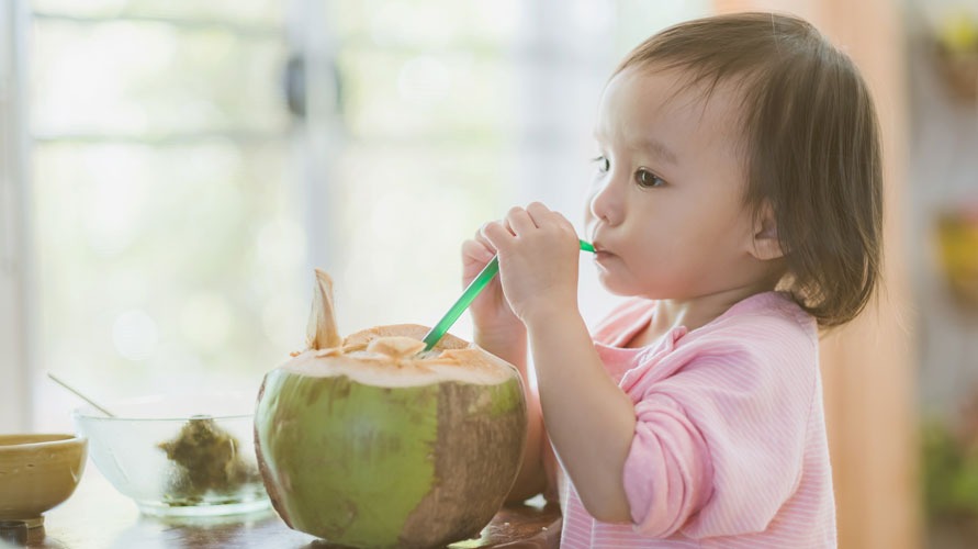 Apa Dampaknya Bila Anak-anak Rutin Mengonsumsi Air Kelapa Muda