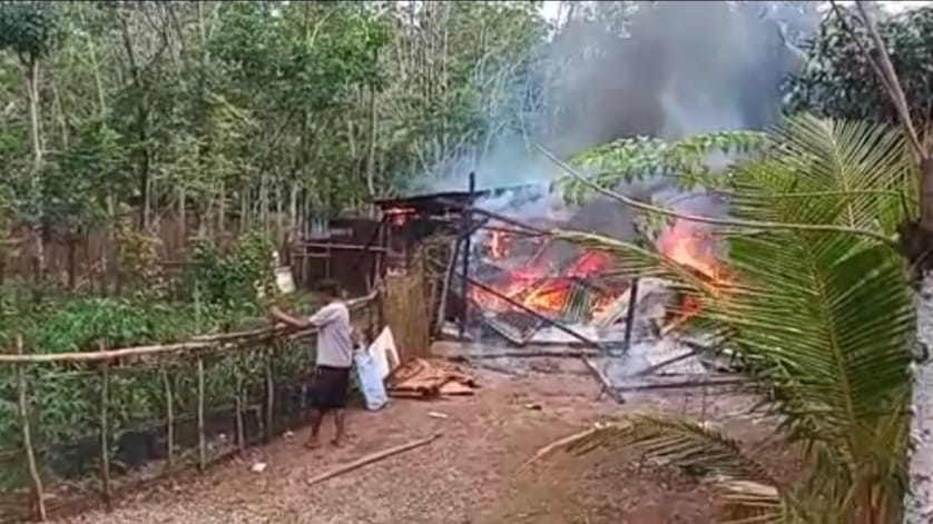 Diduga Korsleting, Rumah Warga Air Periukan Ludes Terbakar