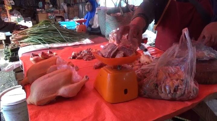 Harga Daging Ayam di Pasar Argamakmur Merangkak Naik Rp 35 Ribu/Kg
