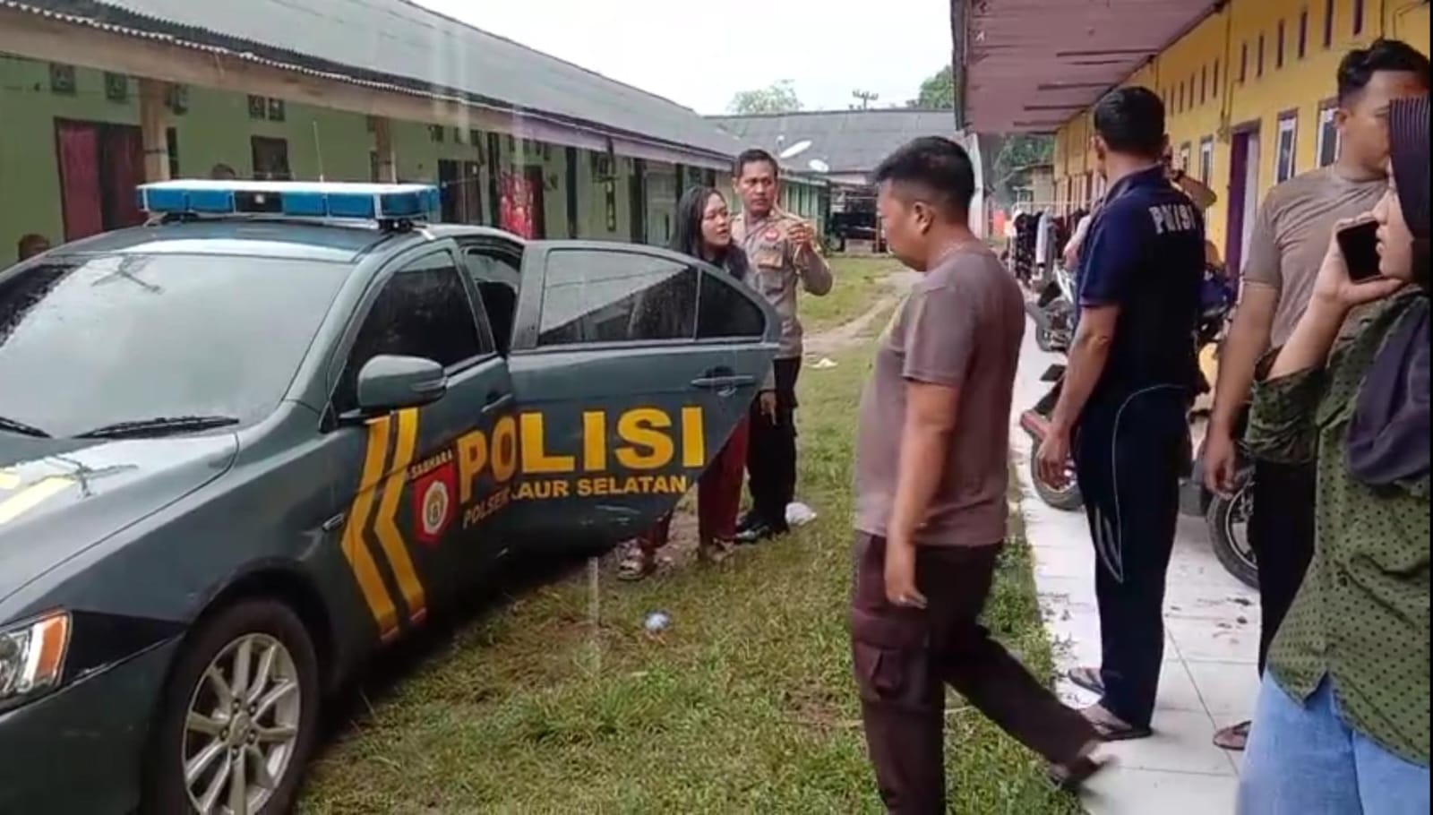 Digrebek Istri Sah, Suami dan Pelakor Digelandang ke Polsek, Berujung Damai