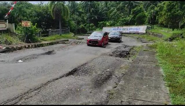 Ruas Jalan Fatmawati Bengkulu Selatan Rusak Parah, Ancam Keselamatan Pengendara