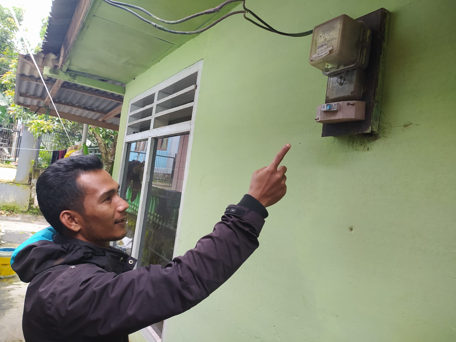 PLN Salah Cabut, Aliran Listrik di Rumah Penggali Kubur Kembali Dipasang