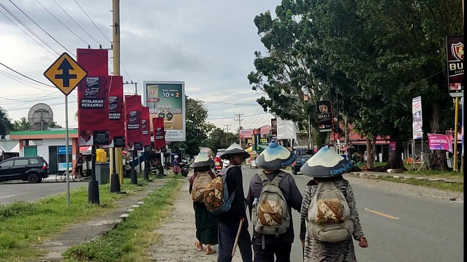 Berpakaian Ala Joko Kendil, Satu Keluarga Sudah 7 Tahun Berkelana, Apa yang Dicari