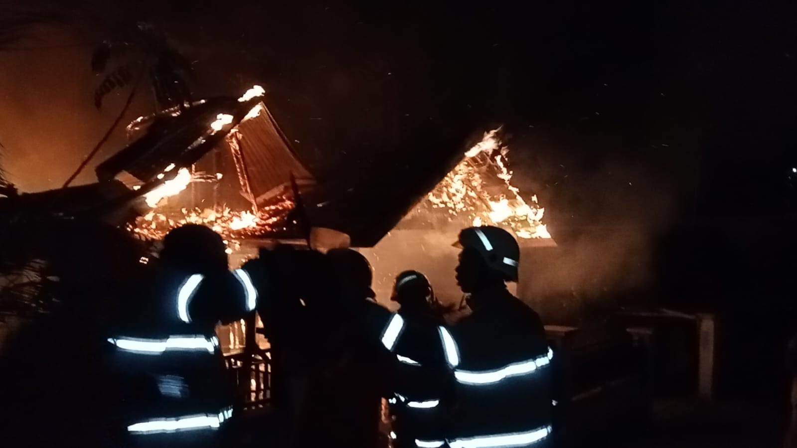 Rumah di Lingkar Barat Ludes Terbakar, Api Begitu Cepat Membesar
