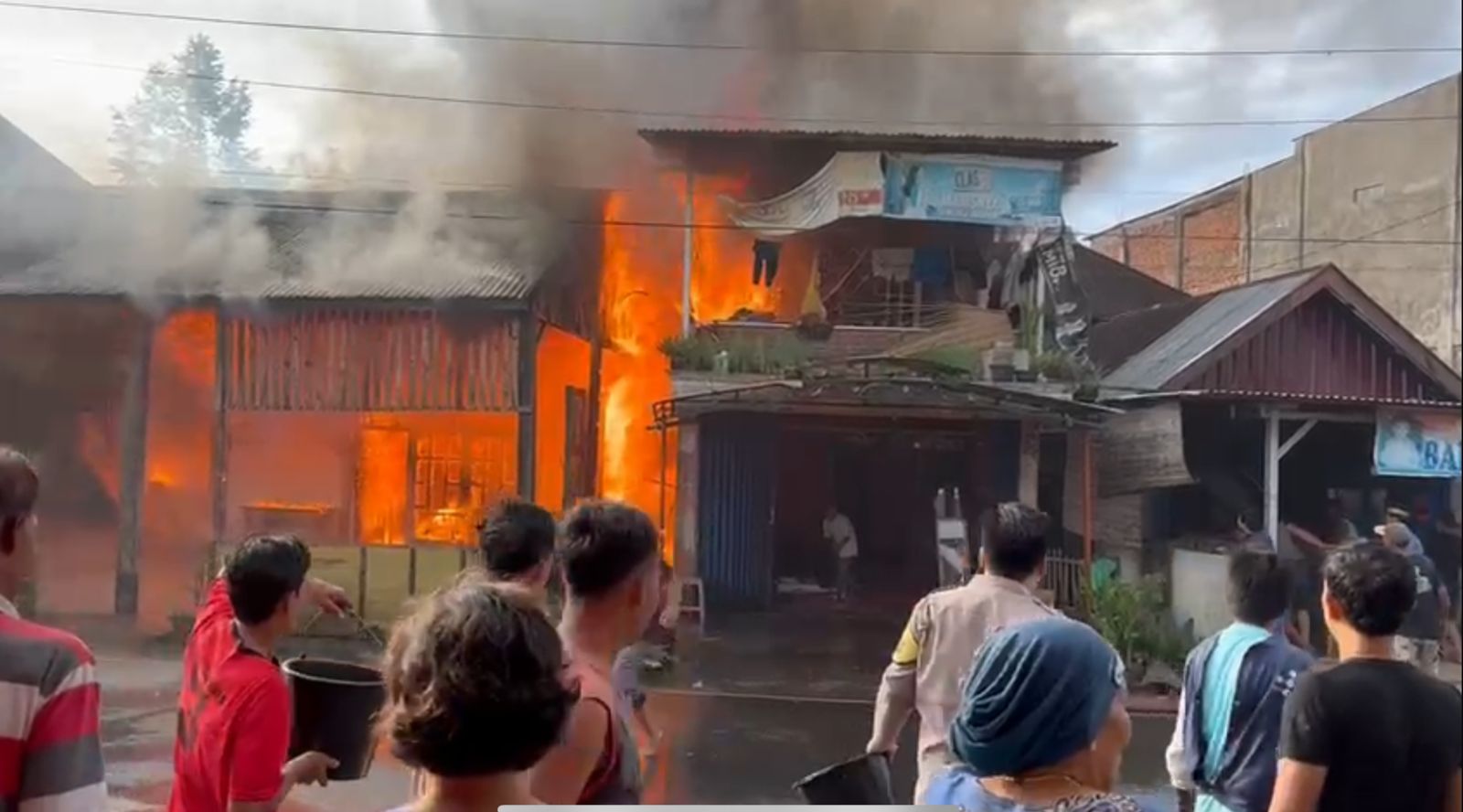Dua Unit Rumah di Lebong Ludes Terbakar, Petugas Damkar Tiba Setelah 25 Menit Api Mengamuk 