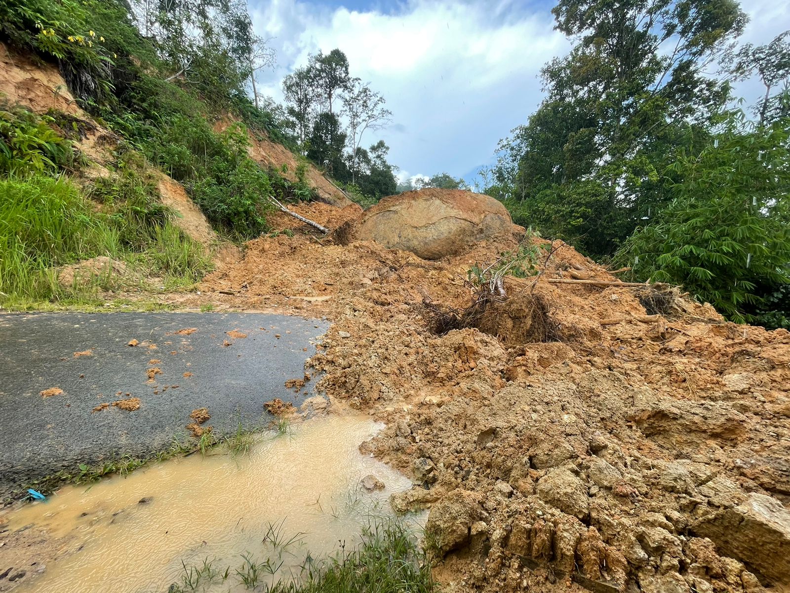 Longsor di Lebong, 20 Jam Material di Jalan Belum Dibersihkan, Ini Alasan Pemkab 