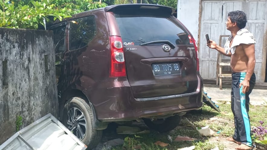 Xenia Tabrak Pedagang dan Pagar Rumah Warga Dermayu. Korban Dilarikan ke Rumah Sakit