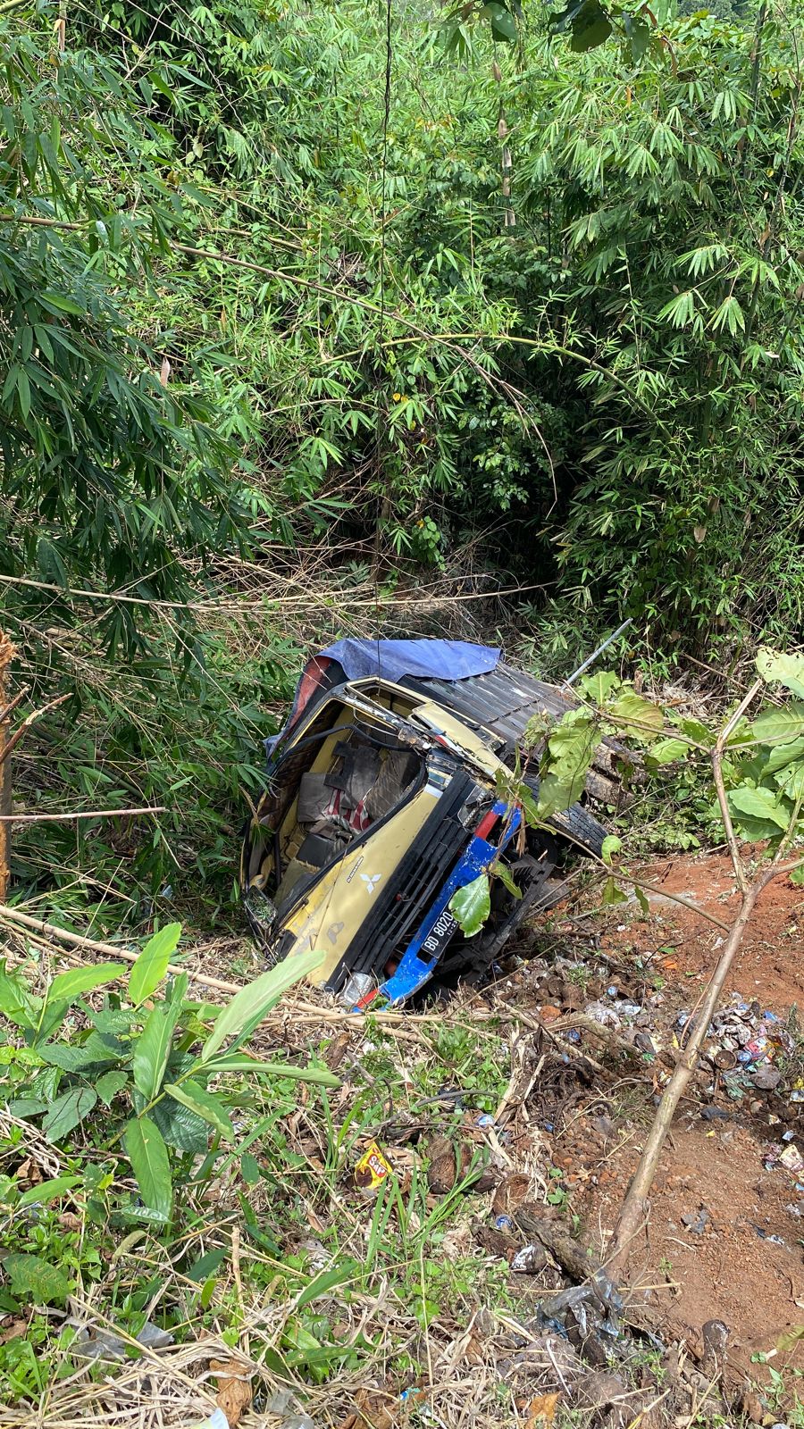 Gagal Menanjak, Truk Pengangkut Semen Hantam Calya di Liku Sembilan