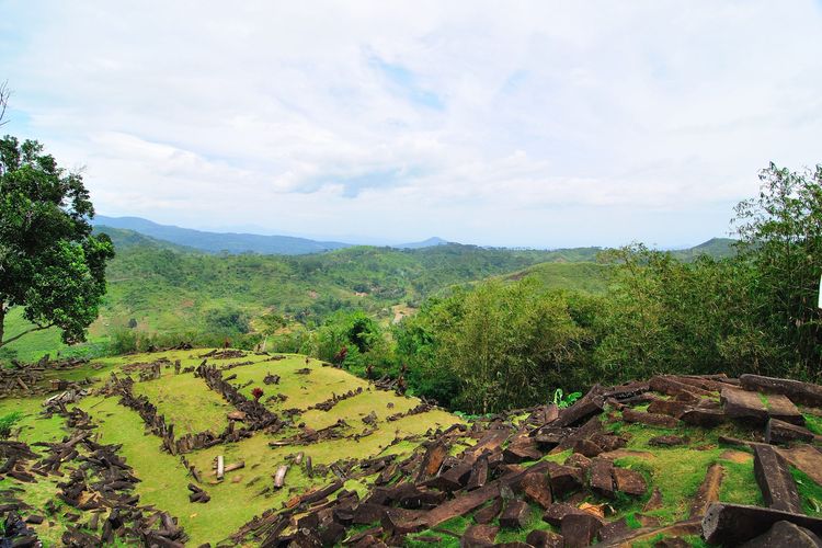 Ingin Berkunjung ke Gunung Padang? Berikut Informasi yang Wajib Kamu Ketahui Sebelum Datang