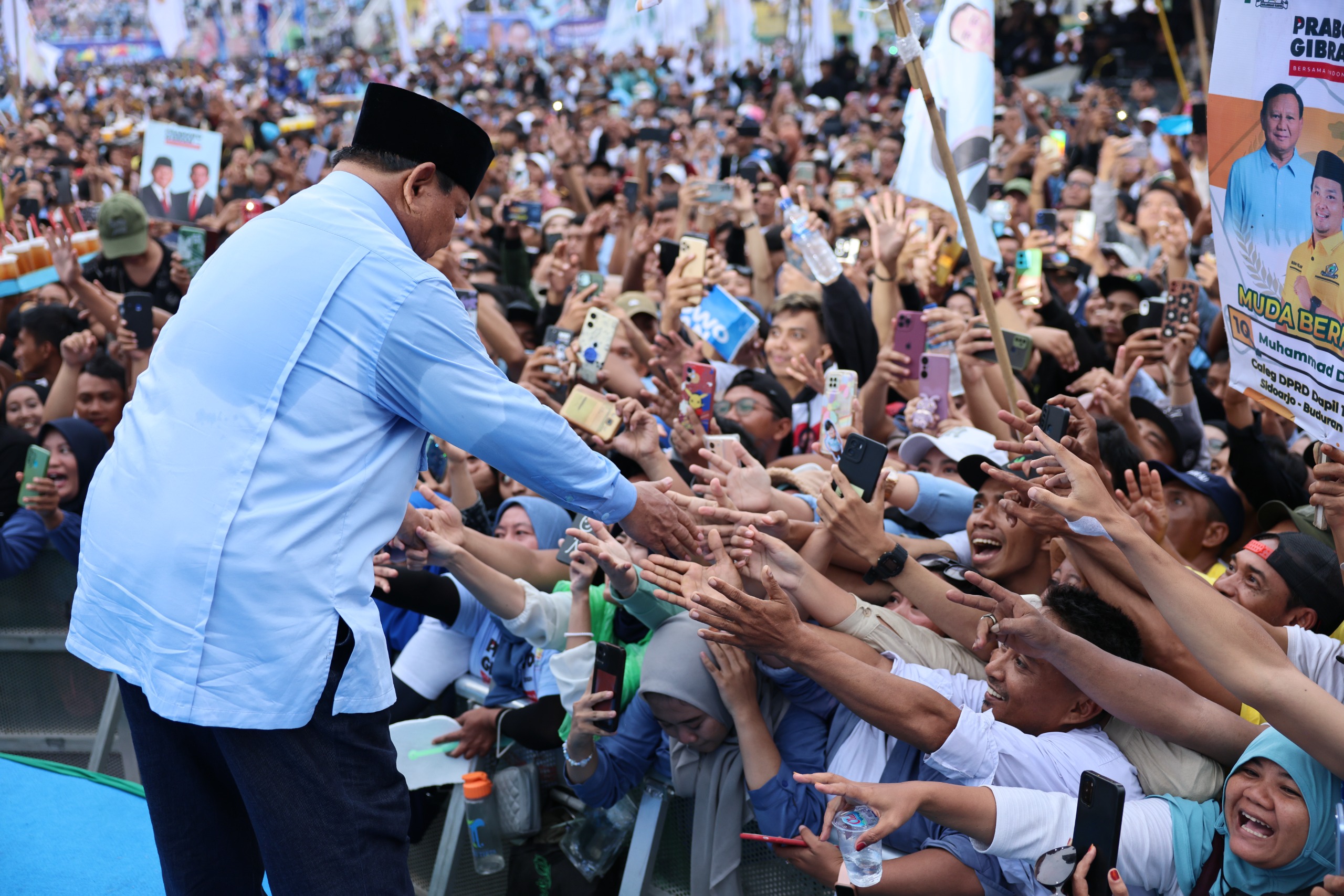 Di Sidoarjo Jawa Timur, Prabowo Turun Panggung Sapa Ratusan Ribu Masyarakat
