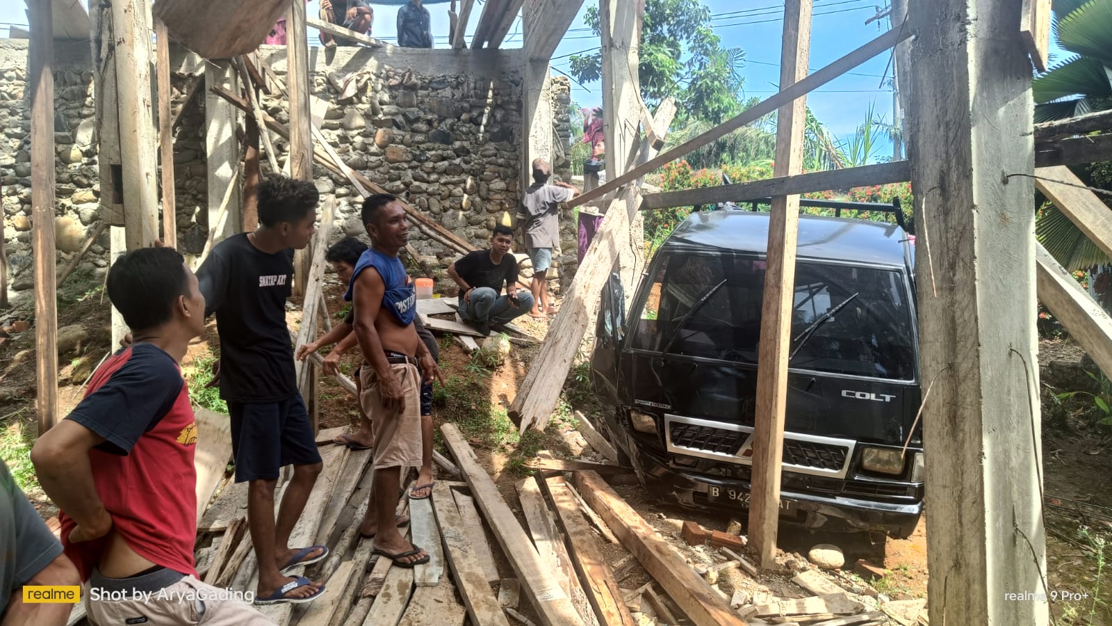 Rumah Warga Seluma Ini Sudah 5 Kali Diseruduk Mobil, Terakhir L300 Masuk ke Bawah Rumahnya