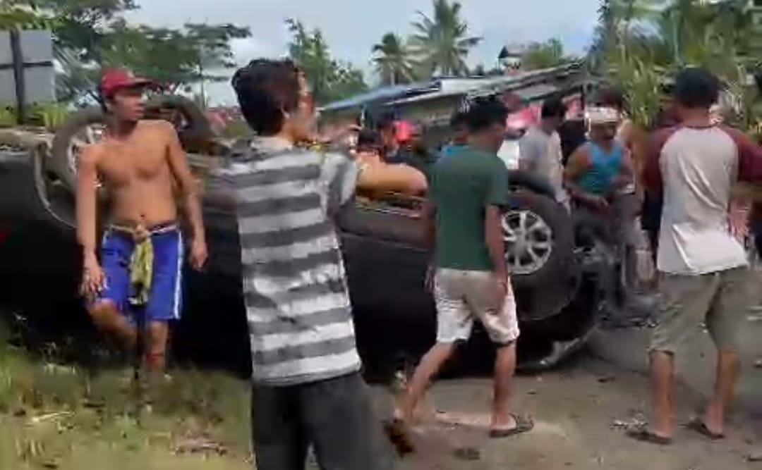 Dua Avanza Beradu Kambing di Babatan, Mobil Kepala KUA Terguling hingga Roda ke Atas