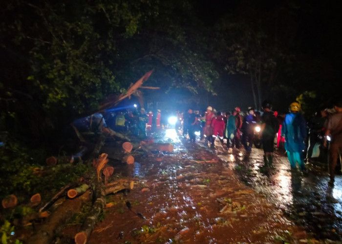 Waspada Badai, Kecepatan Angin Senin Sore 37 Knot, Atap 10 Rumah Terbang 