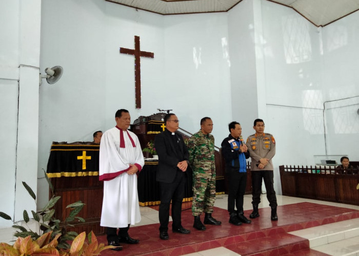 Jumat Agung, Wawali Bersama Kapolresta dan Dandim Keliling Gereja hingga Pasar