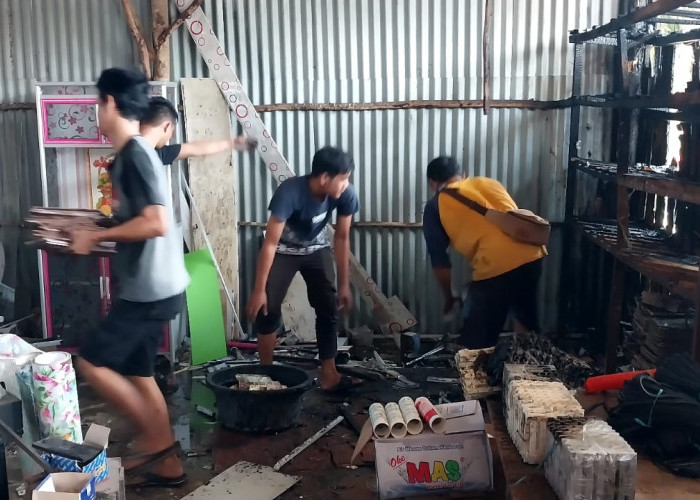 Ditinggal Bakar Sampah, Usaha Mebel di Pagar Dewa Nyaris Ludes