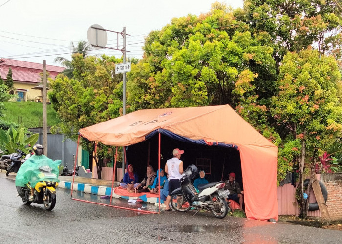 Banjir Belum Surut, Warga Masih Bertahan di Posko. Mereka Butuh Ini