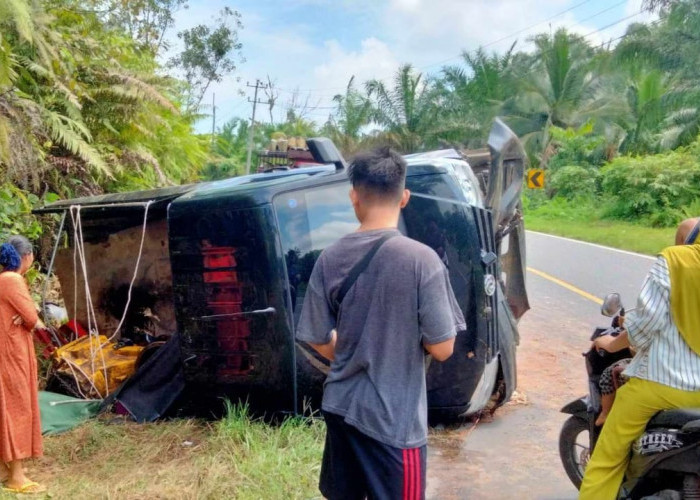 Muat Mesin Greder, Mobil Pick up Terbalik di Kota Agung