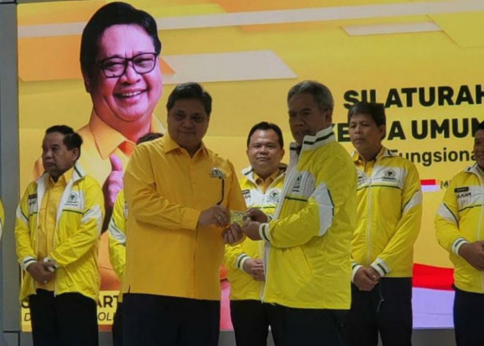 Dipakaikan Jaket Kuning oleh Ketum, Bupati Rejang Lebong Resmi Gabung ke Golkar