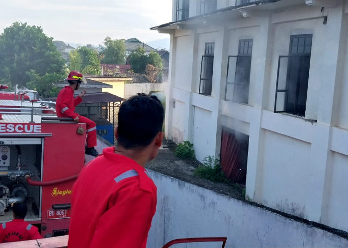 Gedung Eks PMI Anggut Atas Terbakar