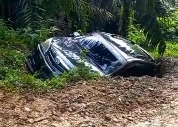 Viral, Video Jalan Rusak Sebabkan Minibus Masuk Jurang