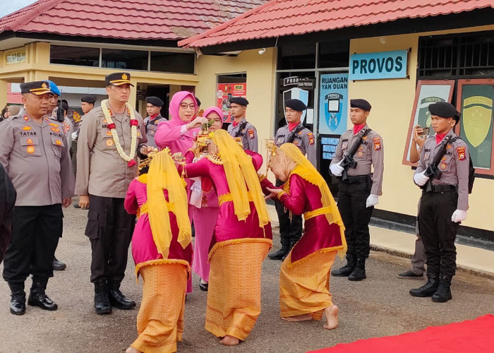 AKBP. Arif Eko Prastyo Tiba Di Mako Polres Seluma Disambut Dengan Adat Serawai