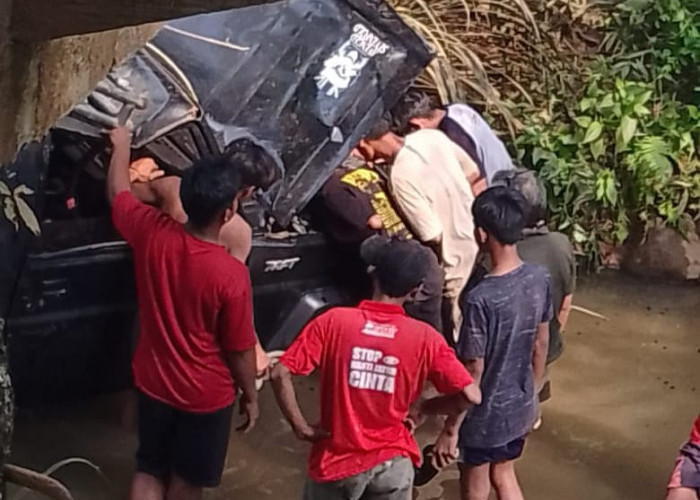 Tergelincir di Jembatan, Mobil Taft Pengangkut Sawit Terjun ke Sungai