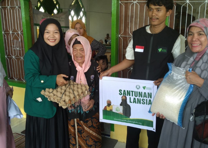 Puluhan Lansia Sidomulyo Terima Santunan Sembako dari Dompet Dhuafa 